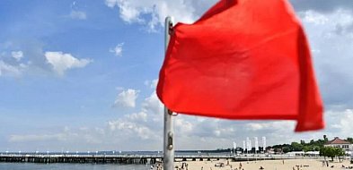 Czerwone flagi na nadmorskich kąpieliskach z powodu wiatru i wysokich fal