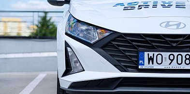 Jak wybrać szkołę jazdy, która uczy myślenia za kierownicą?