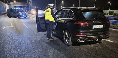 Jechał Porsche pod prąd obwodnicą. 85-latek został zatrzymany przez policjantów