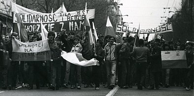 Senat: status osoby represjonowanej będą mogły uzyskać także osoby nieletnie w PRL