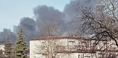 Gdynia/ Pożar hali magazynowej przy ul. Północnej; z ogniem walczy około 30...