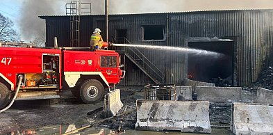 Gdynia/ Trwa dogaszanie pożaru hali z makulaturą; na miejscu ciężki sprzęt i robot