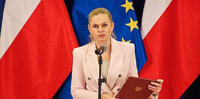 Nowacka: we wtorek Rada Ministrów przyjmie projekt zakazujący używania smartfonów