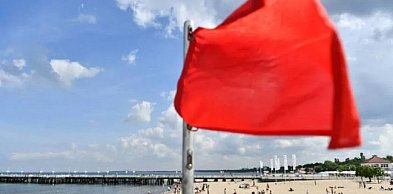 Czerwone flagi na nadmorskich kąpieliskach z powodu wiatru i wysokich fal