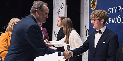 Ponad milion zł na stypendia marszałka. Trafiły do najzdolniejszych uczniów-78645