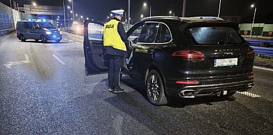 Jechał Porsche pod prąd obwodnicą. 85-latek został zatrzymany przez policjantów