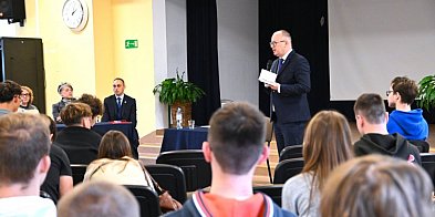 Lekcja demokracji w I ALO z senatorem Adamem Bodnarem-77876