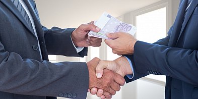 Badanie: 10 proc. Polaków wręczyło z własnej inicjatywy