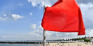 Czerwone flagi na nadmorskich kąpieliskach z powodu wia