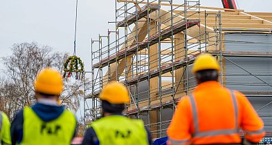 Symboliczny moment w Łebie – zawieszenie wiechy na bazie operacyjno-serwisowej-78110