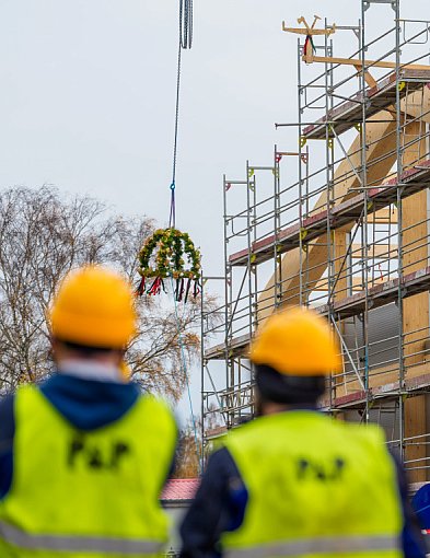 Symboliczny moment w Łebie – zawieszenie wiechy na bazie operacyjno-serwisowej-78110