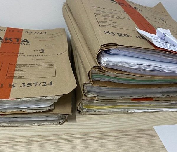 Co było w tajemniczej teczce kierowniczki z Urzędu Miasta w Redzie?-77142