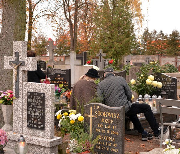 Savoir-vivre na 1 listopada. Jak się zachować podczas wizyty na cmentarzu?-77624