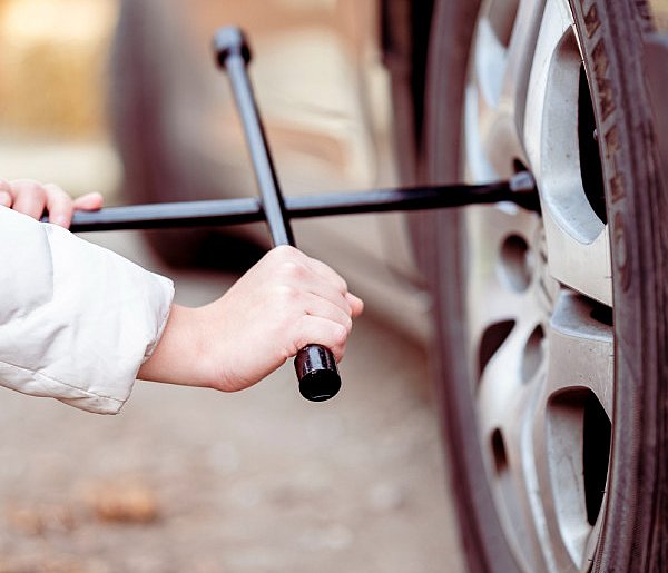 Z pozoru drobiazg, a może skończyć się tragedią. Urząd ostrzega kierowców-77884