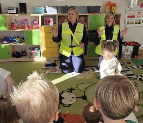 Świeć przykładem – noś odblaski! Policjantki odwiedziły przedszkolaków z „Bajkowej-78086