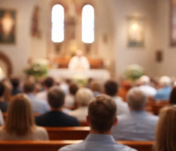 Ilu Polaków naprawdę chodzi do kościoła? Jedna statystyka szokuje-79243