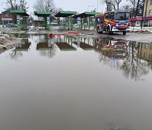 Pomorskie/ Blisko 130 strażackich interwencji w związku z odwilżą
