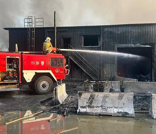 Gdynia/ Trwa dogaszanie pożaru hali z makulaturą; na miejscu ciężki sprzęt i robot