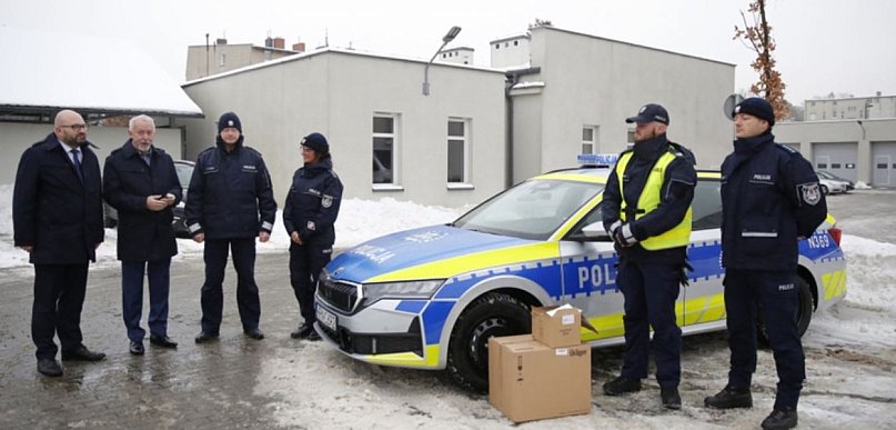 Komenda Powiatowa Policji w Wejherowie z nowym radiowozem