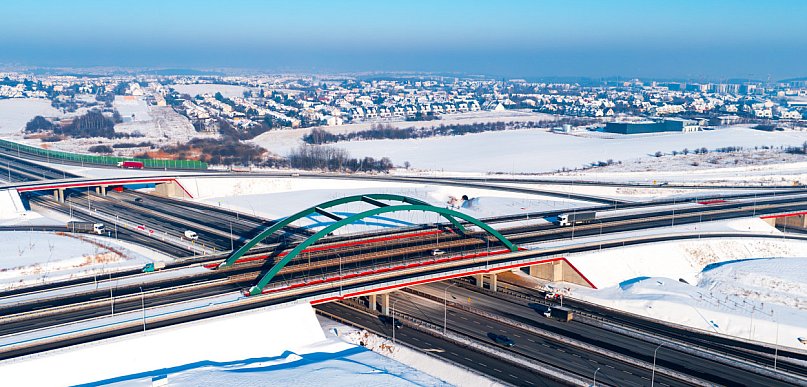 GDDKiA: przy silnych mrozach drogowcy zmieniają skład soli; gotowość zimowa jest