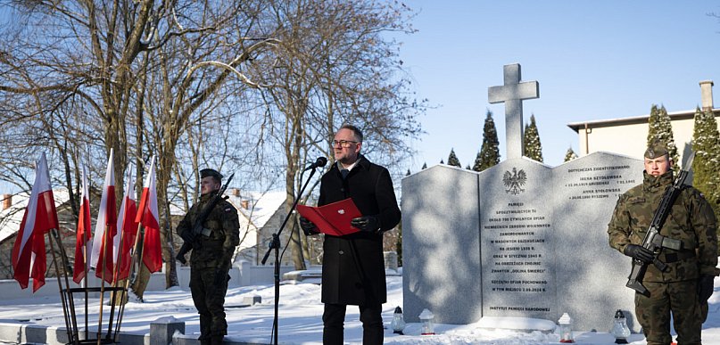Chojnice/ Uroczystość poświęcenia pomnika na mogile ok. 700 ofiar niemieckich