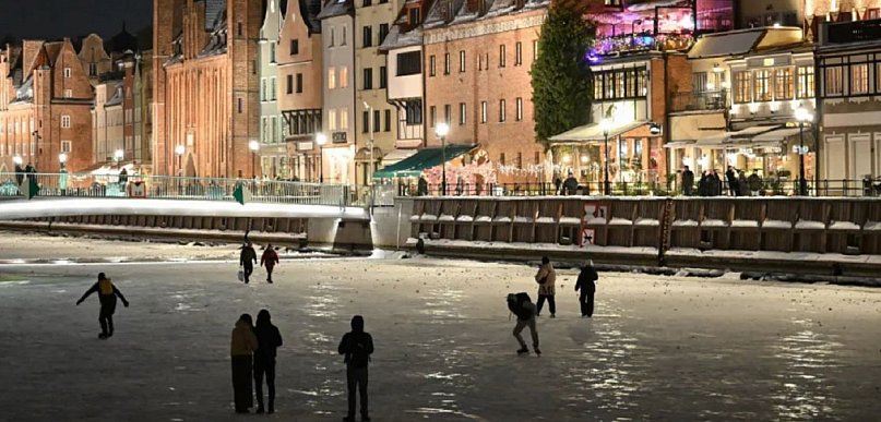 Silny mróz w Pomorskiem - działają ogrzewane namioty, zamarzła Motława
