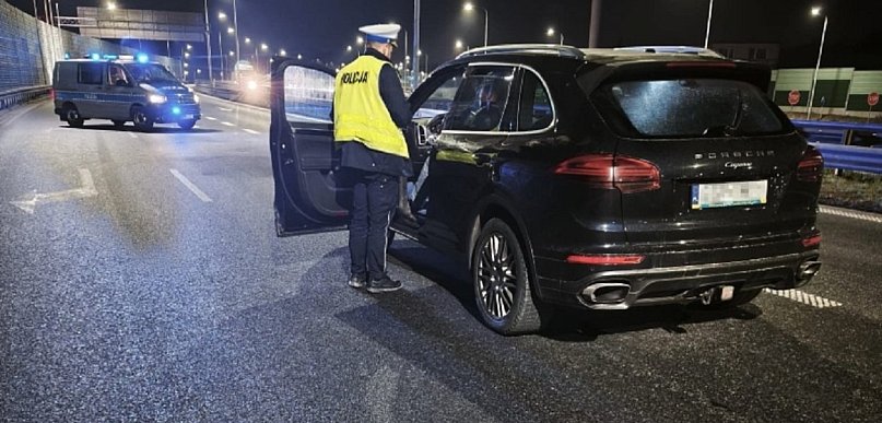 Jechał Porsche pod prąd obwodnicą. 85-latek został zatrzymany przez policjantów
