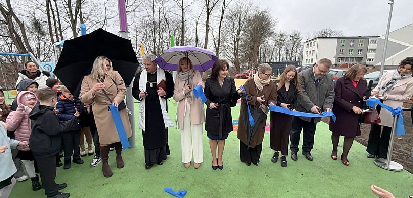 Nowy plac zabaw przy Szkole Podstawowej nr 1 w Żukowie otwarty