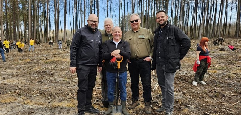 Sadzili las razem z naturą