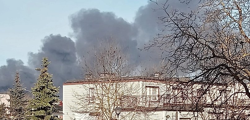 Gdynia/ Pożar hali magazynowej przy ul. Północnej; z ogniem walczy około 30...