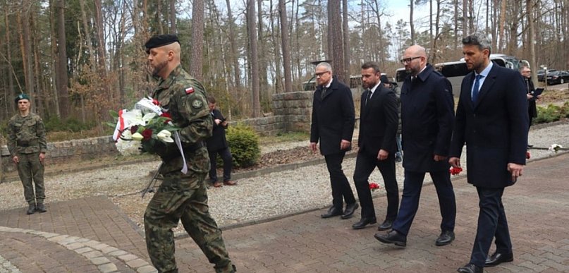 Uroczystości przed Pomnikiem Piaśnickim
