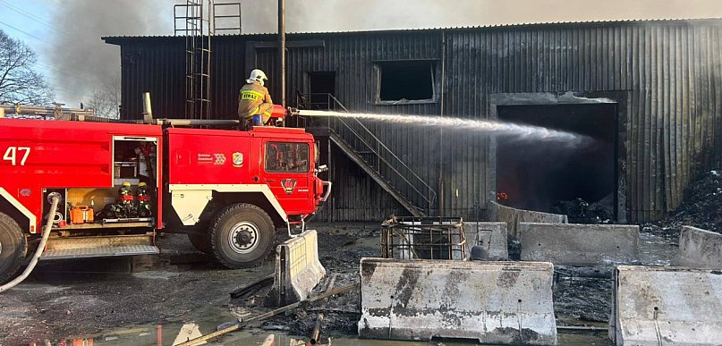 Gdynia/ Trwa dogaszanie pożaru hali z makulaturą; na miejscu ciężki sprzęt i robot