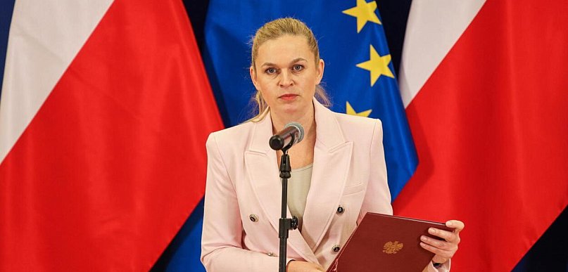 Nowacka: we wtorek Rada Ministrów przyjmie projekt zakazujący używania smartfonów