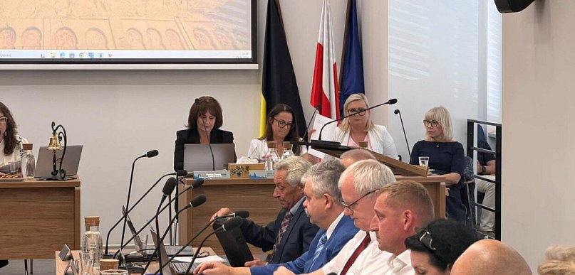 Rada Miejska w Żukowie nie udzieliła Burmistrz Marioli Zmudzińskiej wotum zaufania