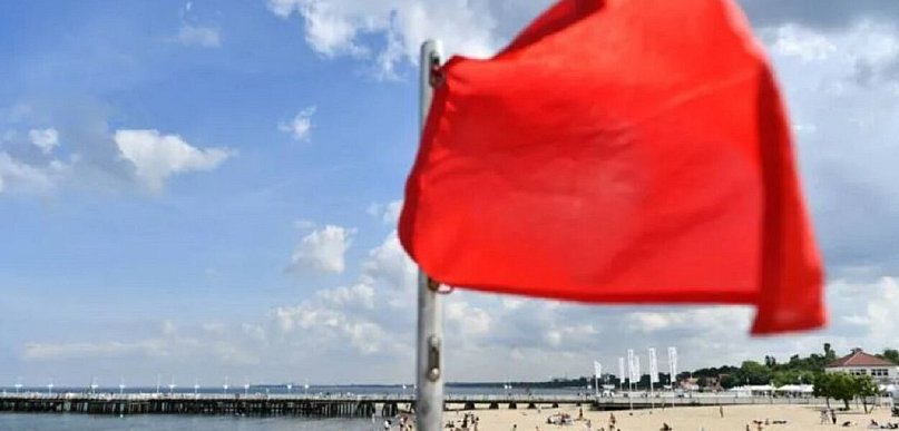 Czerwone flagi na nadmorskich kąpieliskach z powodu wiatru i wysokich fal