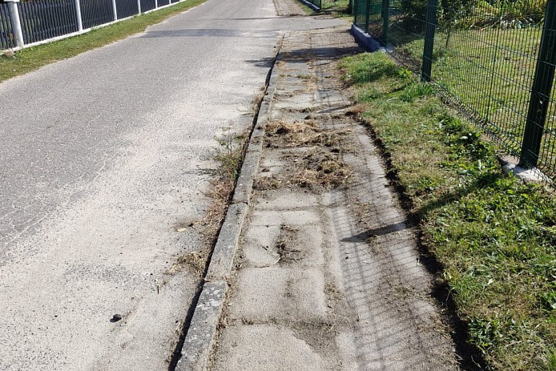 Chodniki w Nadziejewie - przed i po interwencji radnego Jerzego Terechowa