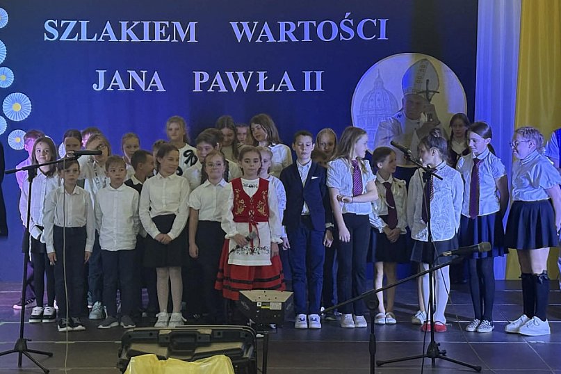 20-lecie nadania Szkole Podstawowej w Leźnie imienia Jana Pawła II