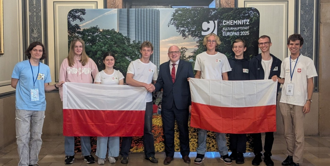 Polska drużyna przed XIX Środkowoeuropejską Olimpiadą Matematyczną. Czwarty od lewej: Antoni Nowosielski (fot. olimpiada.matematyczna) 