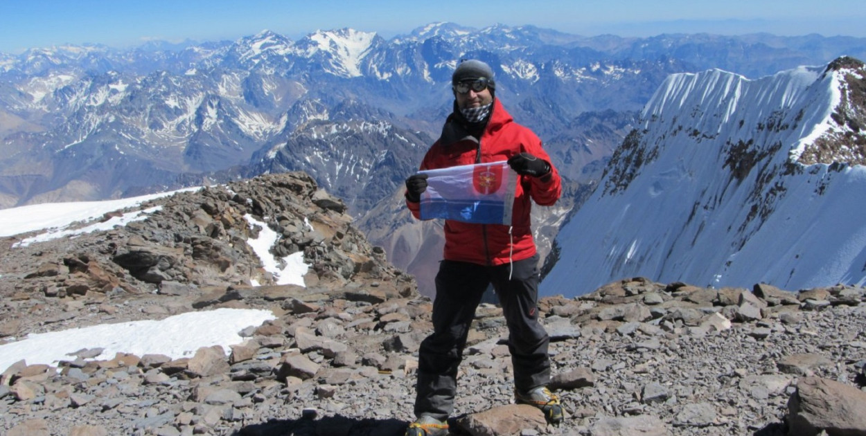 Przemysław Lebiedziński na szczycie Aconcagua (6962 m n.p.m.) z flagą Gdyni (fot. M. Plachetka)