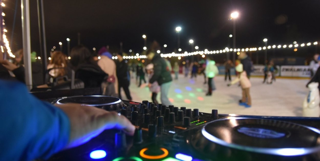 DJ RAV podczas otwarcia gdyńskiego lodowiska (fot. gdyniasport)