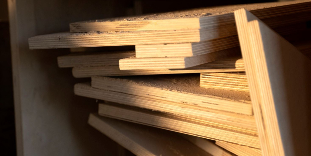 Pomorskie/ Pięć osób z zarzutami importowania sklejki i listew z Rosji i Białorusi