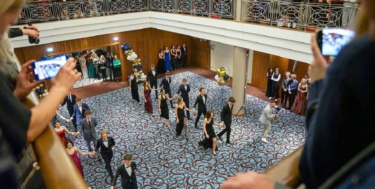 Ubiegłoroczna studniówka maturzystów VI Liceum Ogólnokształcącego w Gdyni (fot. Mirosław Pieślak/archiwum)