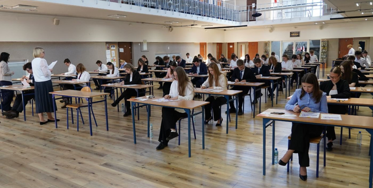 Matury w X Liceum Ogólnokształcącym (fot. Magdalena Starnawska // zdjęcie archiwalne)