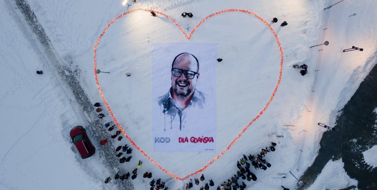 Serce ze zniczy upamiętniło Pawła Adamowicza