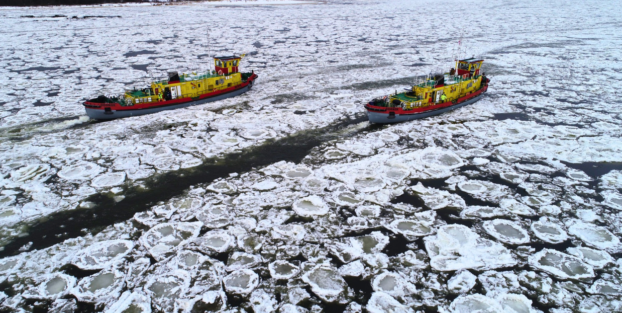 Wody Polskie: dziewięć lodołamaczy walczy z zatorami lodowymi m.in. na dolnej...