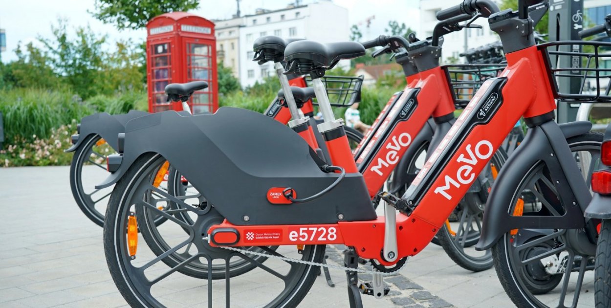 Rowery Mevo przy stacji w Parku Centralnym (fot. Magdalena Czernek)