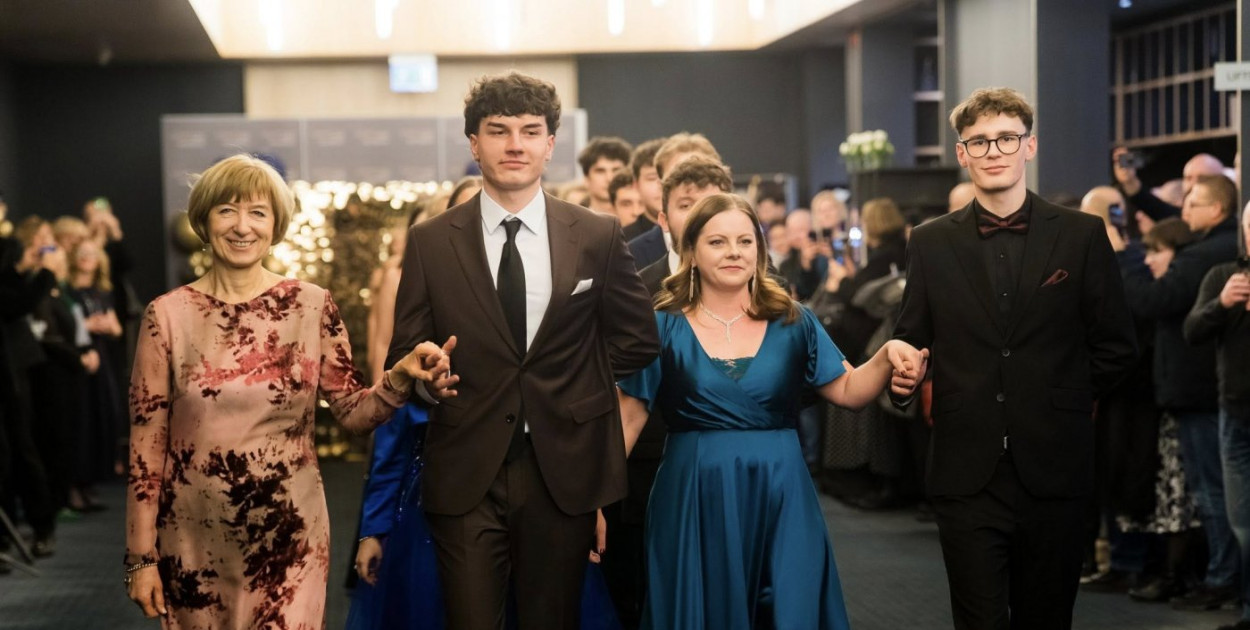 Maturzystki i maturzyści zatańczyli poloneza z prezydent Gdyni Aleksandrą Kosiorek i dyrektorką ZSAE Anną Marlewską (fot. Paweł Budziński)