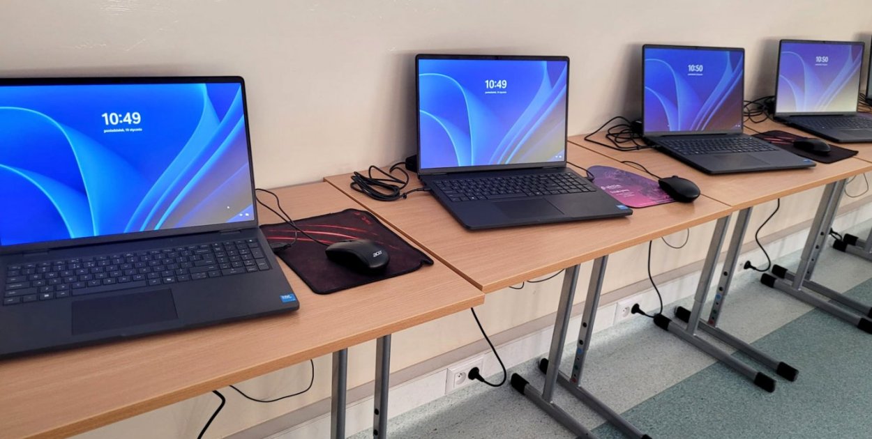 Do szkół w Gdyni dotarły pierwsze laptopy i tablety dla uczniów w ramach dofinansowania z KPO (fot. SP 39 w Gdyni)