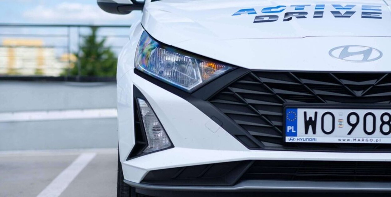 Jak wybrać szkołę jazdy, która uczy myślenia za kierownicą?