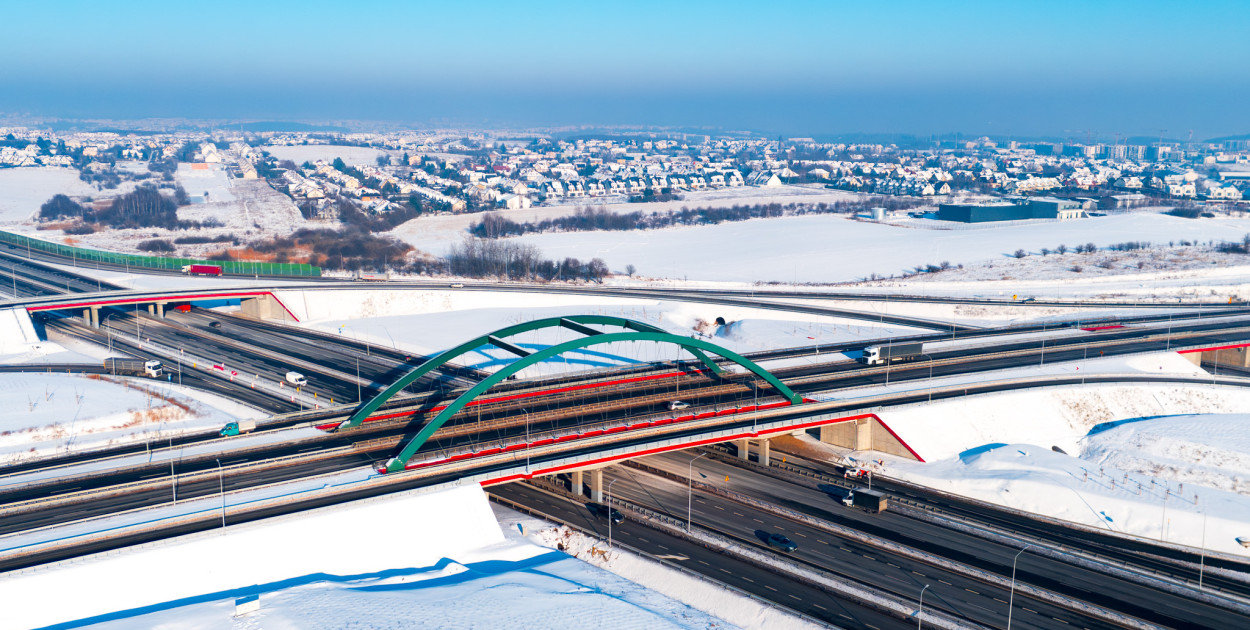 GDDKiA: przy silnych mrozach drogowcy zmieniają skład soli; gotowość zimowa jest